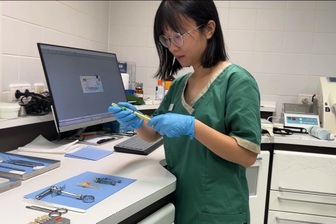 Công việc dỗ dành bệnh nhân như trẻ con nhưng sơ hở là mất việc