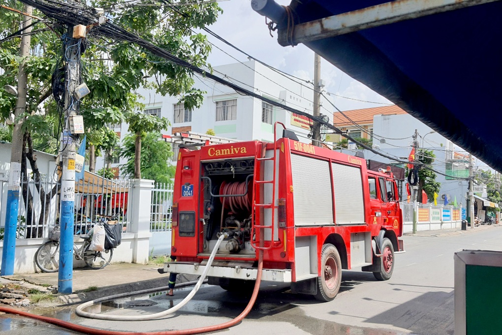 Cháy trong trụ sở UBND phường ở TPHCM - 2 Cháy trong trụ sở UBND phường ở TPHCM - 2