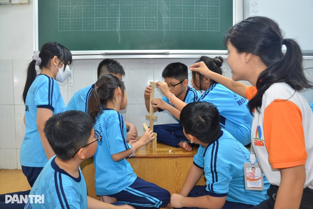 Kromě bezplatných lekcí, jaký vzdělávací obsah je stále zpoplatněn? - 2 Ngoài các tiết học được miễn phí, nội dung giáo dục nào vẫn thu tiền? - 2