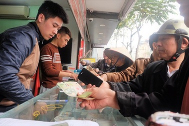 Dân "đổ xô" đi mua thẻ điện thoại trong ngày cuối khuyến mãi 50%