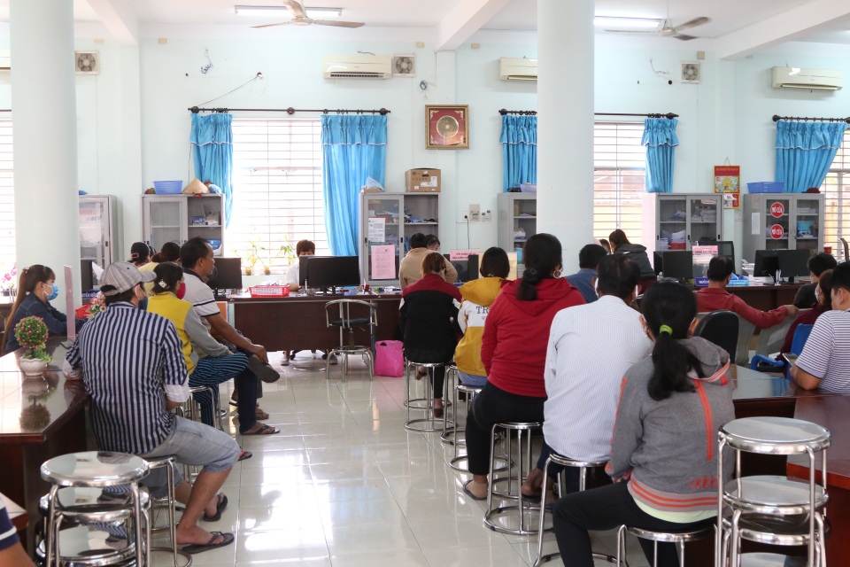 Người lao động tại Long An tấp nập đi làm thủ tục trợ cấp thất nghiệp - 6 Người lao động tại Long An tấp nập đi làm thủ tục trợ cấp thất nghiệp - 6