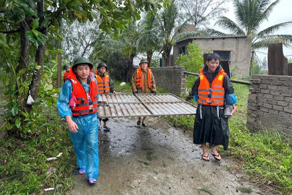 Bộ đội, công an căng mình giúp dân khắc phục hậu quả bão Kajiki - 2 Bộ đội, công an căng mình giúp dân khắc phục hậu quả bão Kajiki - 2