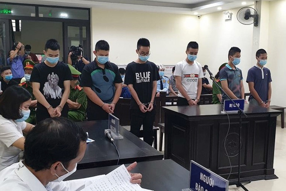 Hà Nội: Nhóm choai choai giả danh cán bộ phòng dịch, vòi tiền người dân - 1 Hà Nội: Nhóm choai choai giả danh cán bộ phòng dịch, vòi tiền người dân - 1