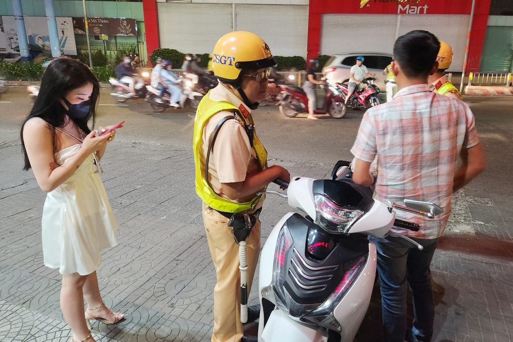Tài xế: Uống một ít bia bị phạt 7 triệu đồng là cái giá quá đắt - 1 Tài xế: Uống một ít bia bị phạt 7 triệu đồng là cái giá quá đắt - 1