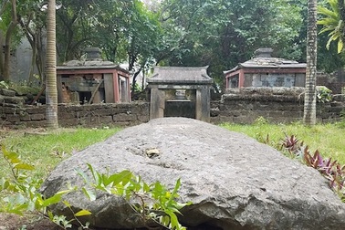 Lăng mộ hơn 300 tuổi ở Hà Nội "chống nạng" chờ sập