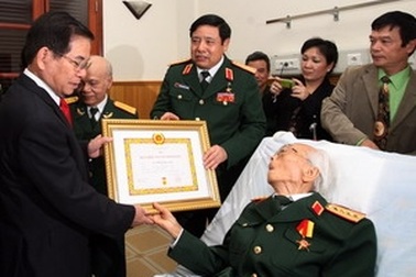 Trao tặng Tướng Giáp huy hiệu 70 năm tuổi Đảng