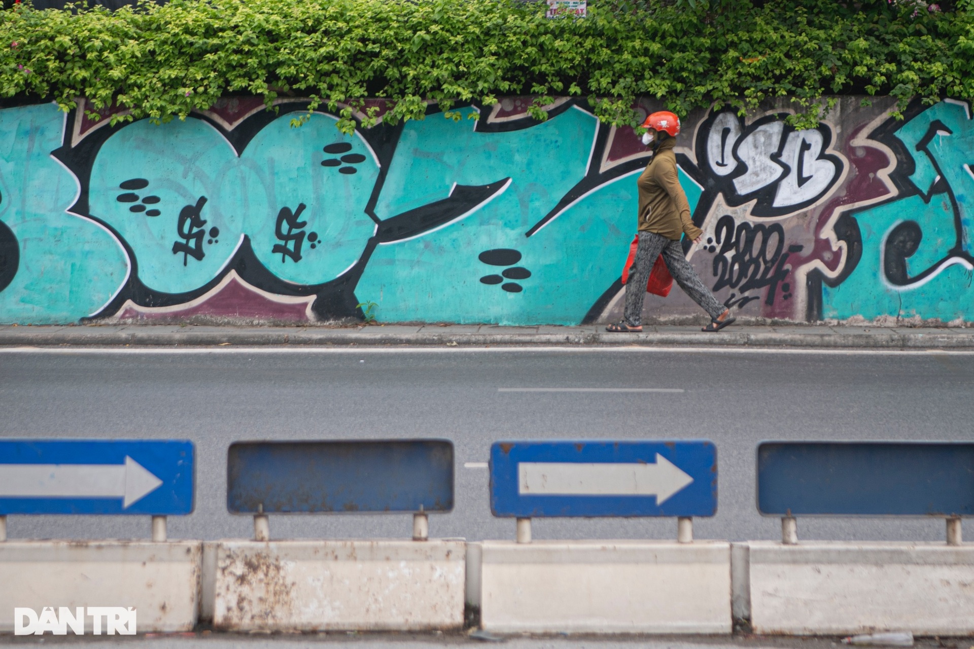 Tường và cửa cuốn nhà dân trên nhiều tuyến phố Hà Nội bị vẽ bậy  - 3