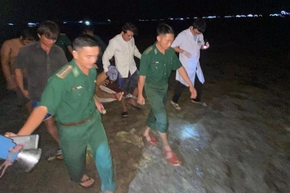Tàu cá bị tông chìm, 12 người được cứu, 2 nạn nhân mất tích - 1 Tàu cá bị tông chìm, 12 người được cứu, 2 nạn nhân mất tích - 1
