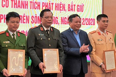 Bí thư Hà Nội gửi thư khen lực lượng công an bắt 10 tàu hút cát trái phép