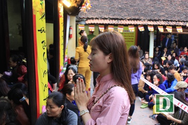 Biển người đổ về chùa Phúc Khánh, tràn kín đường để cầu an