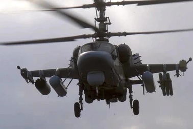 Khoảnh khắc trực thăng Ka-52 Nga phóng tên lửa vào xe thiết giáp Ukraine