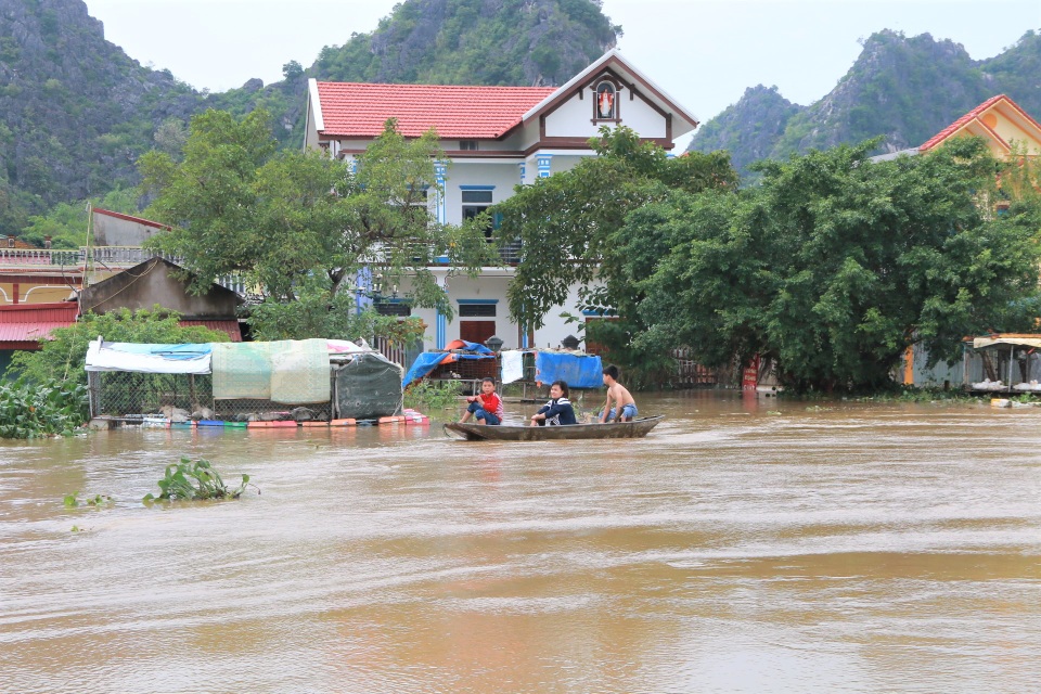 Hàng trăm hộ dân bị nước lũ sông Hoàng Long cô lập - 11 Hàng trăm hộ dân bị nước lũ sông Hoàng Long cô lập - 11