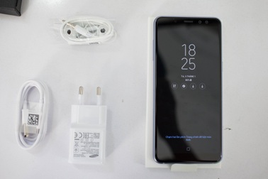Đập hộp Galaxy A8 2018 chính hãng tại Việt Nam