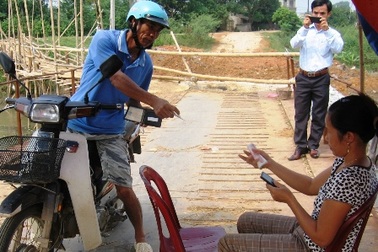 Dân tự ý dựng cầu tạm để thu phí   