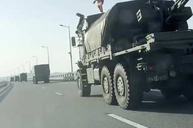 Video đoàn xe chở vũ khí Nga dài hàng km tiến về Crimea
