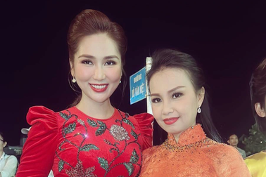 "Hoa hậu cải lương" Như Huỳnh vui mừng hội ngộ ca sĩ Cẩm Ly