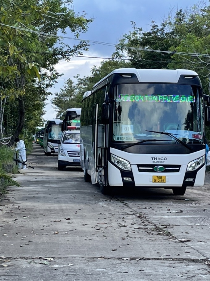 Xe chuyên dụng đón các sản phụ từ sân bay Chu Lai về khu cách ly tại KDL Thiên Đàng thuộc huyện Bình Sơn