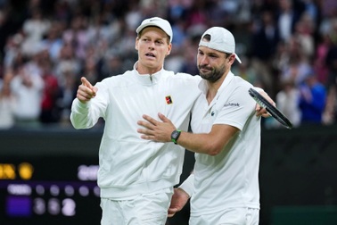 Dimitrov bỏ cuộc đáng tiếc, Sinner may mắn vào tứ kết Wimbledon