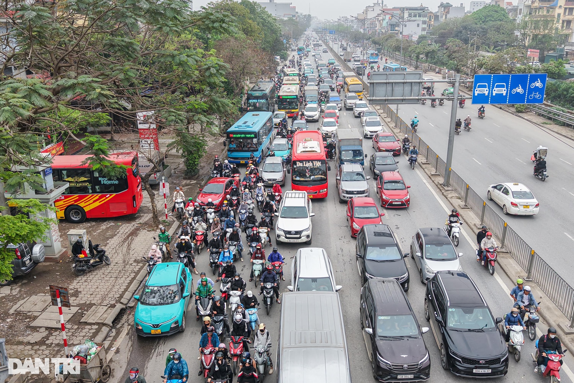 Người dân đổ về Thủ đô ngày cuối kỳ nghỉ, các tuyến đường cửa ngõ tắc dài - 3 Người dân đổ về Thủ đô ngày cuối kỳ nghỉ, các tuyến đường cửa ngõ tắc dài - 3