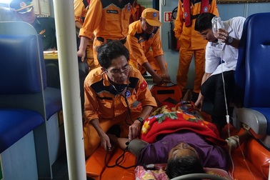 Cứu ngư dân nôn ra máu trên vùng biển Hoàng Sa