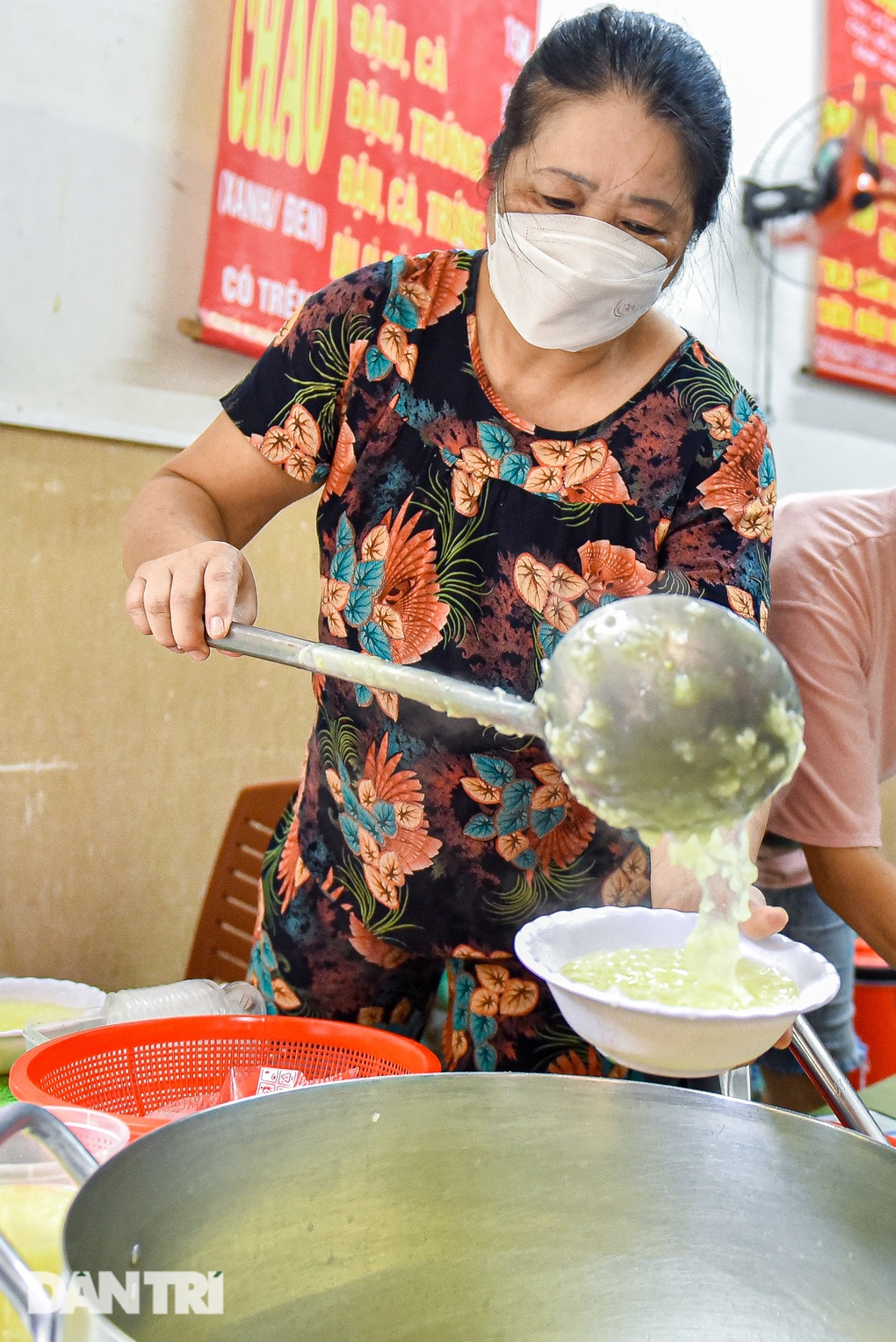 Quán cháo nhà nghèo ở Hà Nội, khách xếp hàng dài chờ thưởng thức - 3 Quán cháo nhà nghèo ở Hà Nội, khách xếp hàng dài chờ thưởng thức - 3