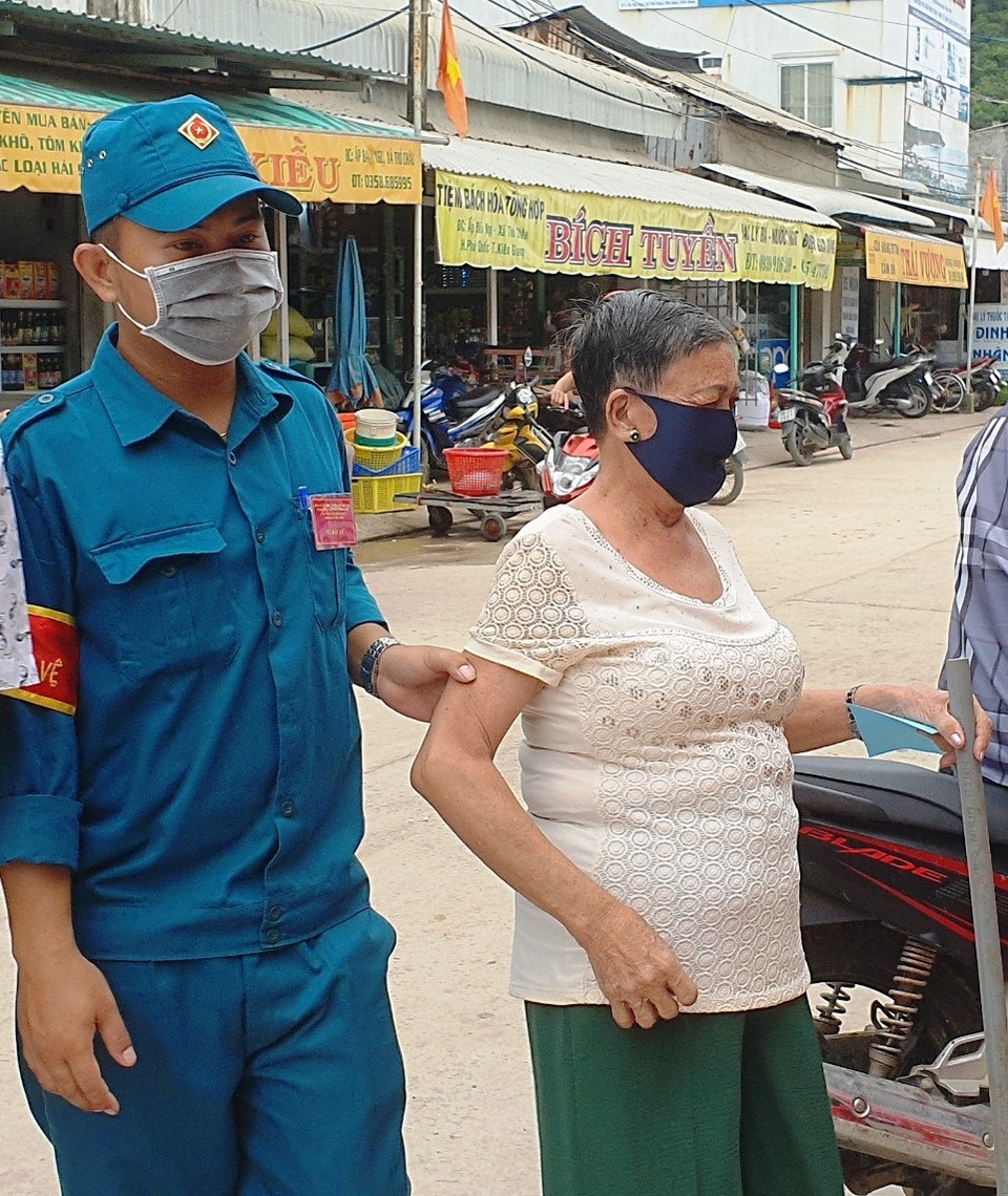 Sáng nay tôi gọi con cháu dậy sớm đi bầu cử - 3 Sáng nay tôi gọi con cháu dậy sớm đi bầu cử - 3
