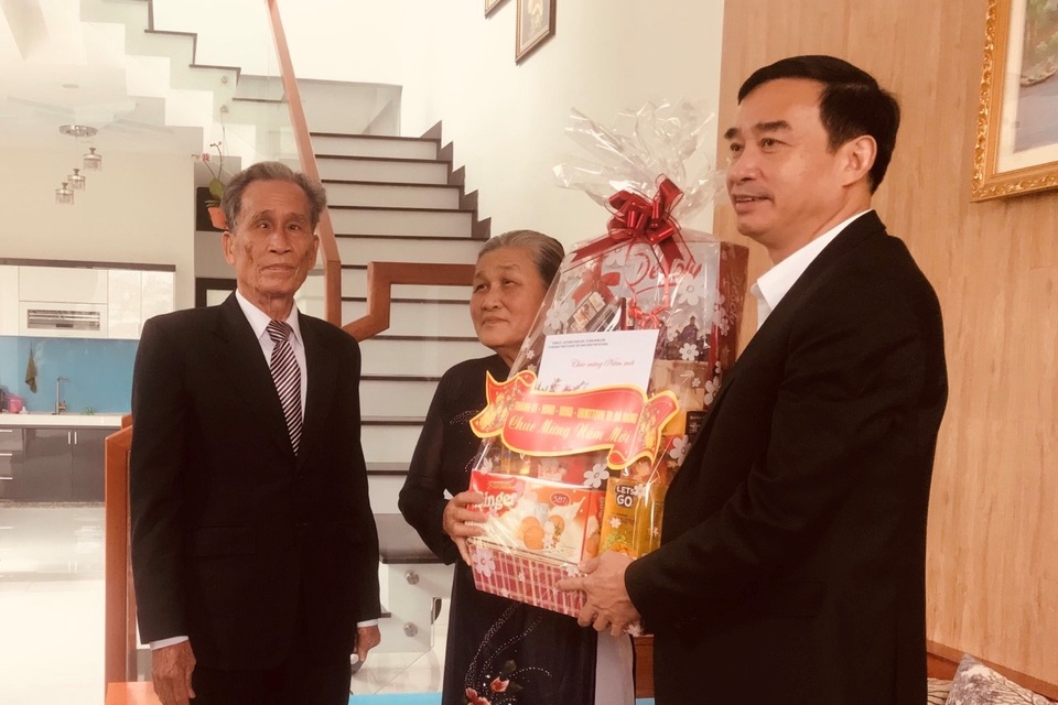 Chủ tịch Đà Nẵng chúc Tết các gia đình chính sách - 1 Chủ tịch Đà Nẵng chúc Tết các gia đình chính sách - 1