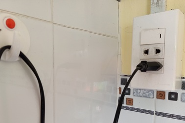 2 cháu bé bị điện giật tử vong