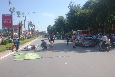 Hà Nội: Ô tô khách cán tử vong bé gái 15 tuổi