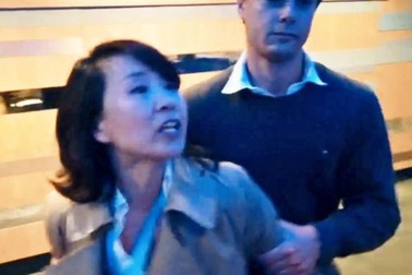 Phóng viên Trung Quốc lãnh án vì tát nhà hoạt động tại Anh