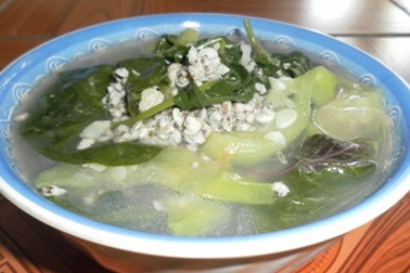 Canh rau tập tàng nấu hến