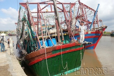 Tàu số hiệu Trung Quốc đâm tàu đánh cá Việt Nam ở vịnh Bắc Bộ