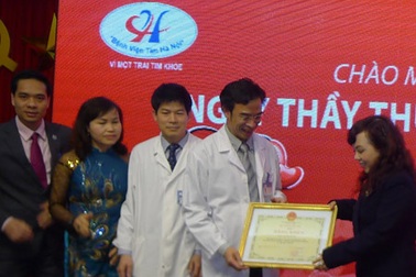 Bộ Y tế thưởng “nóng” ê-kíp mổ biến chứng vỡ tim ngay tại giường điều trị