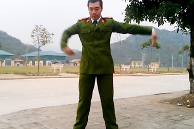 Dân mạng hâm mộ anh công an nhảy popping nhạc “Anh không đòi quà”
