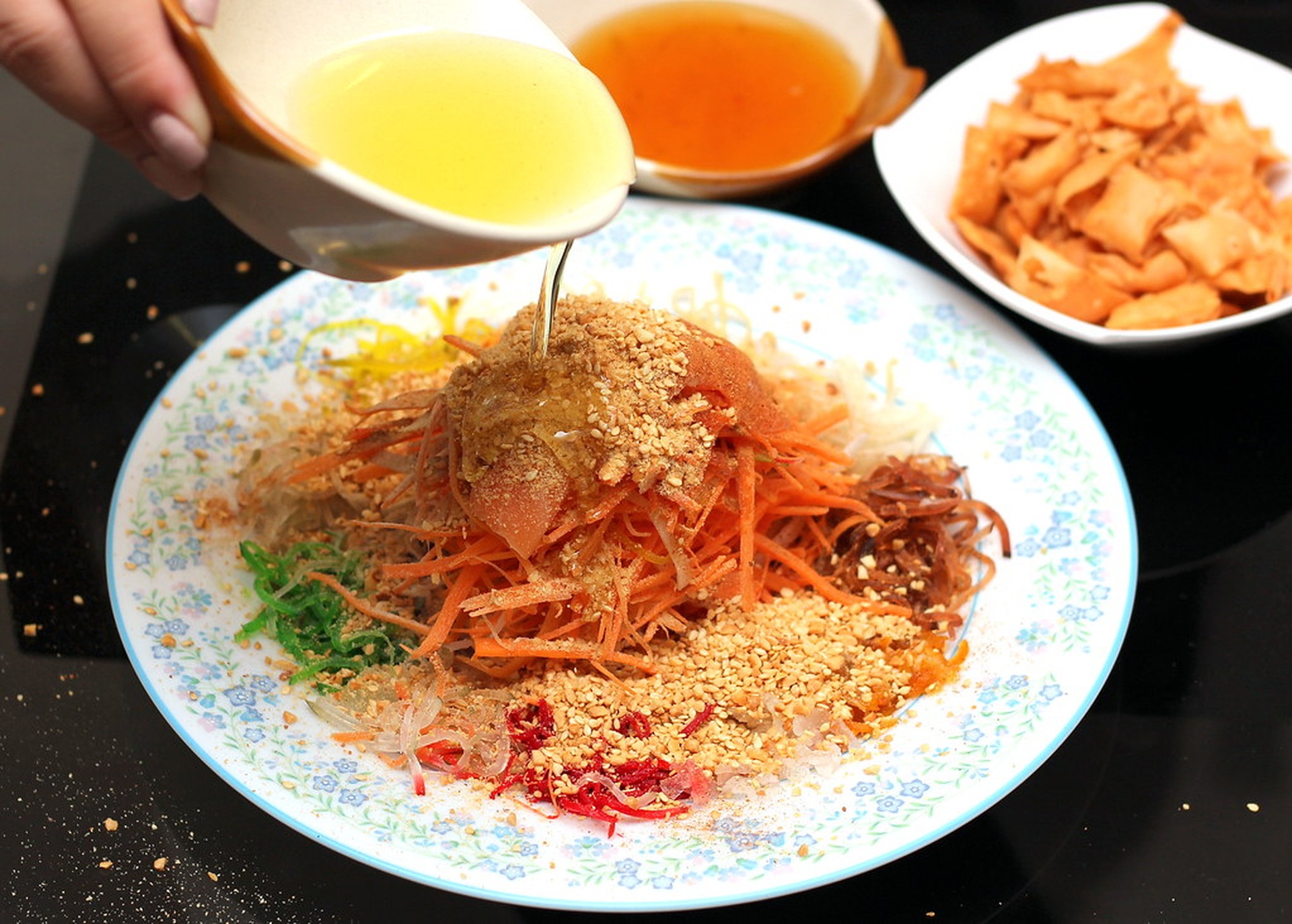 Vì sao món gỏi cá sống Yusheng thường được ăn vào dịp Tết Nguyên đán? - 3 Vì sao món gỏi cá sống Yusheng thường được ăn vào dịp Tết Nguyên đán? - 3