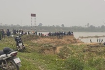 Đi chụp ảnh, 2 nam sinh lớp 6 trượt chân xuống sông mất tích