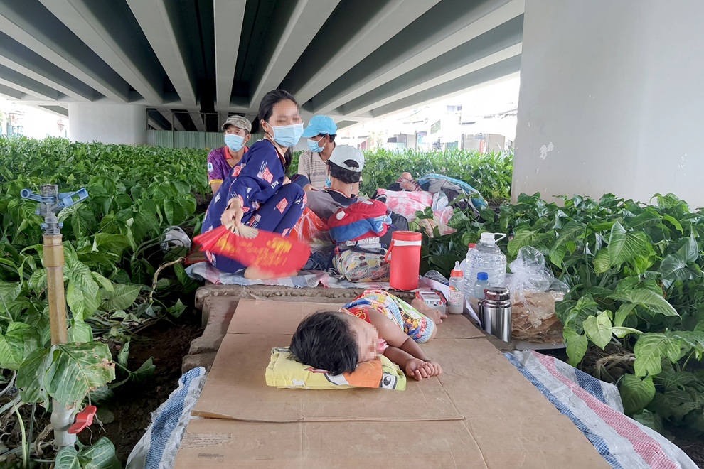 Bé 15 tháng tuổi ngủ gầm cầu cùng ba mẹ chờ ngày về quê - 2