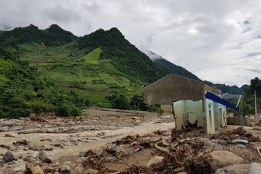 Lũ quét kéo trôi cả đá 15 tấn thì công trình nào chịu được?