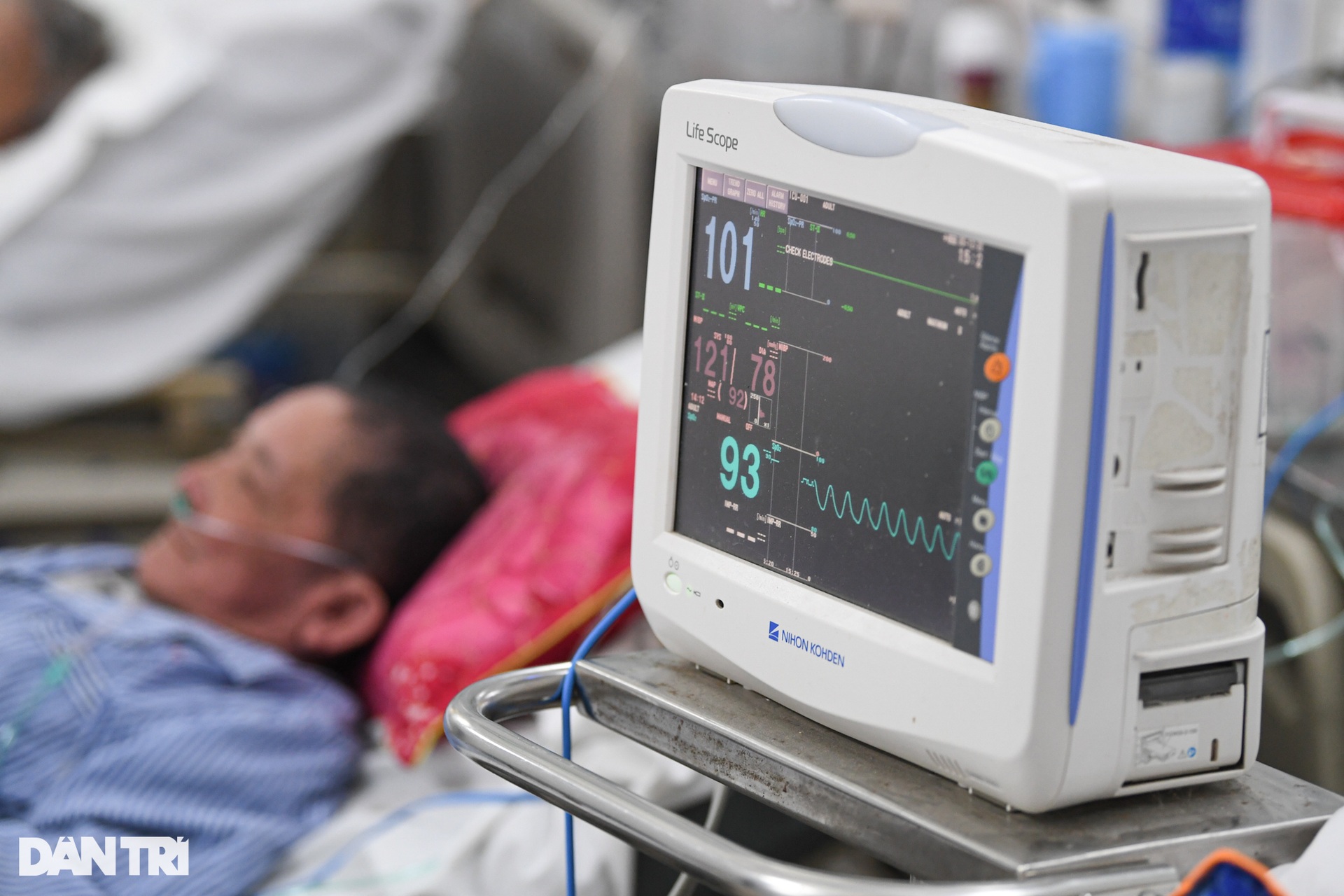 Hà Nội: Nhiều người nhập viện, nguy kịch vì đợt rét chớp nhoáng - 13