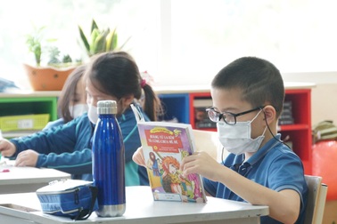 Tặng học bổng 10 triệu đồng cho con cán bộ y tế tuyến đầu chống dịch