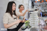 Hà Nội: Quán bánh ướt "đĩa chồng đĩa", hút khách bởi cách ăn độc đáo