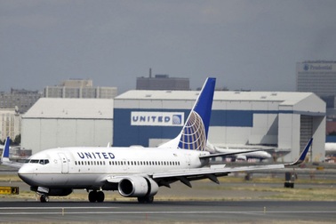 Xôn xao chuyện thiếu nữ bị cấm lên máy bay Mỹ vì mặc quần bó