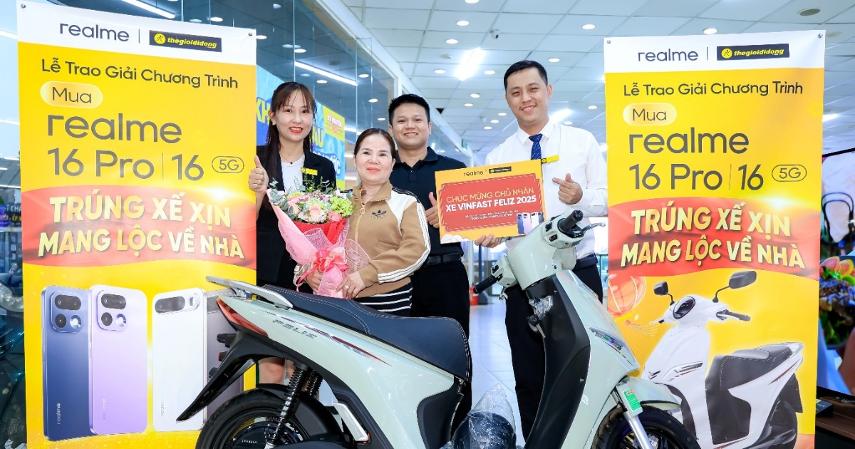 Khách hàng trúng xe điện khi mua realme 16 Series tại Thế Giới Di Động
