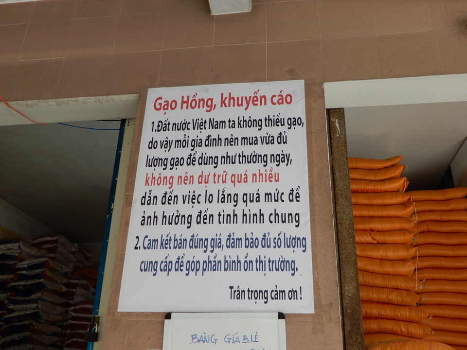 Bà chủ cửa hàng gạo khuyên khách không mua gạo tích trữ - 1