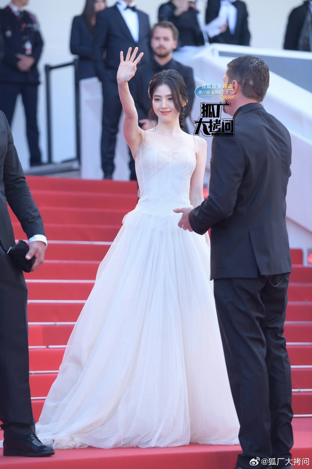 Hai mỹ nhân xứ Hàn đọ dáng trên thảm đỏ Cannes 2024 - 2 Hai mỹ nhân xứ Hàn đọ dáng trên thảm đỏ Cannes 2024 - 2