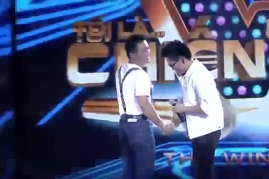 Lý Hùng trổ tài ca hát