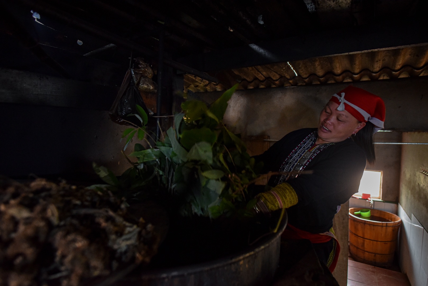 Băng rừng theo người Dao đỏ Sapa đi hái lá thuốc tắm thần dược - 24 Băng rừng theo người Dao đỏ Sapa đi hái lá thuốc tắm thần dược - 24