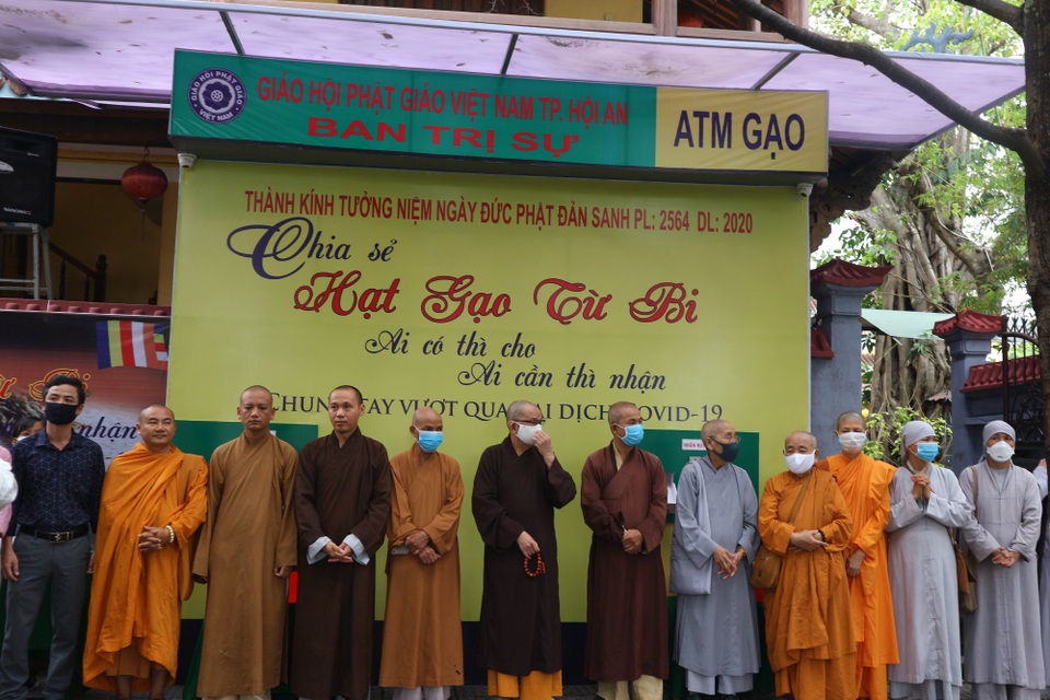 Người dân rơi nước mắt khi nhận quà từ “ATM gạo” đầu tiên tại Hội An - 1 Người dân rơi nước mắt khi nhận quà từ “ATM gạo” đầu tiên tại Hội An - 1