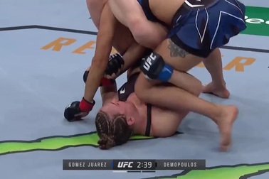 Nữ võ sĩ chuyển bại thành thắng bằng đòn bẻ tay sở trường