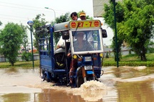 "Giải cứu"người dân khỏi "ốc đảo" một ngày sau mưa ngập